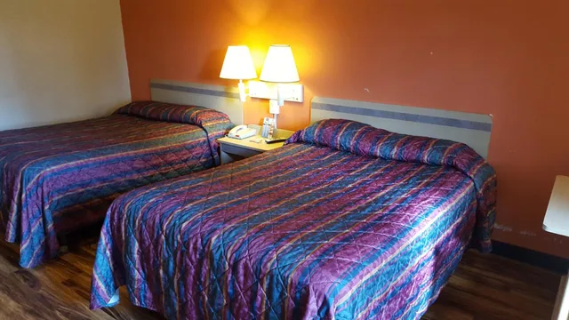 غرفة بسريرين مزدوجين، Red Carpet Inn 1/1