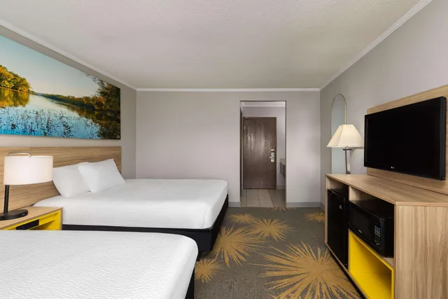 Room, Quadruple, 2 Queen Beds, Days Inn & Suites By Wyndham Kansas City South 2/2