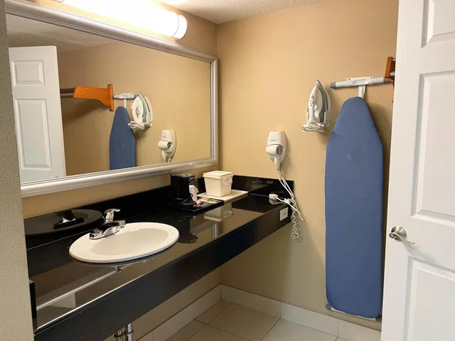 غرفة رباعية بسرير مزدوج للمدخنين، Studio6 Suites North Richland Hills, TX 6/7