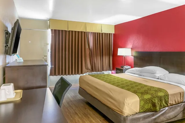 غرفة قياسية بسرير كينج للمدخنين، Econo Lodge Shorewood 1/3