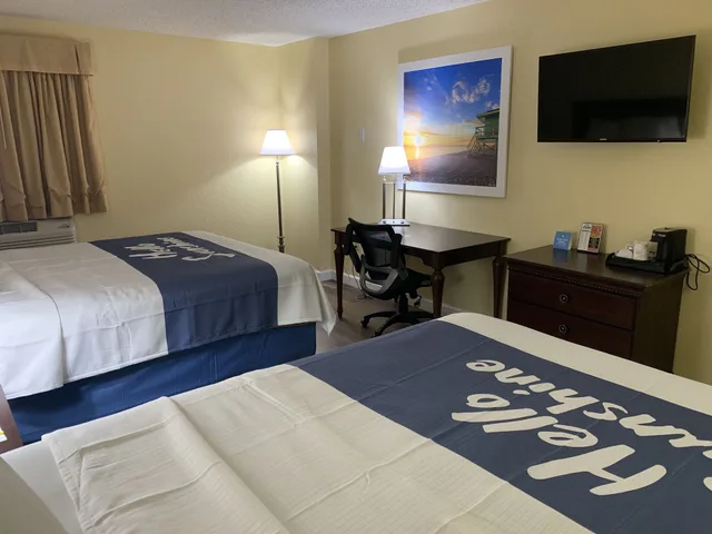 غرفة بسريرين كوين بحوض استحمام لذوي الإعاقة، Days Inn by Wyndham Sarasota I-75 3/7