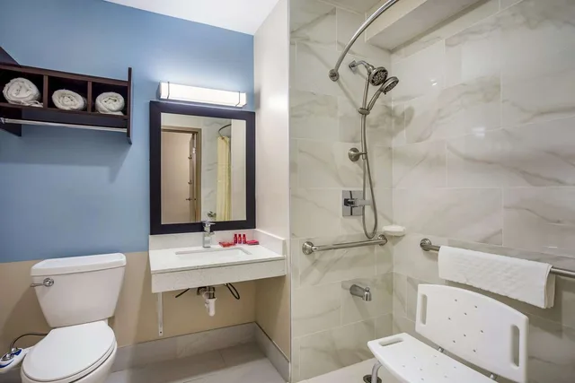 غرفة بسريرين كوين بحوض استحمام لذوي الإعاقة، SureStay Hotel by Best Western Bardstown General Nelson 4/4
