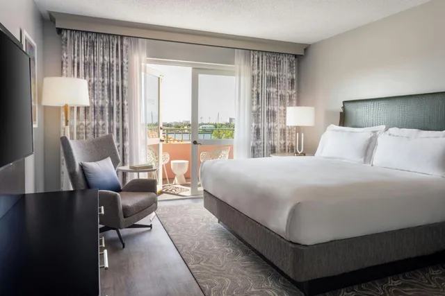 1 Bedroom, Tower, Studio, Suite, King Bed, Resort View, Balcony, Corner، The Vinoy Resort & Golf Club Autograph Collection 1/3