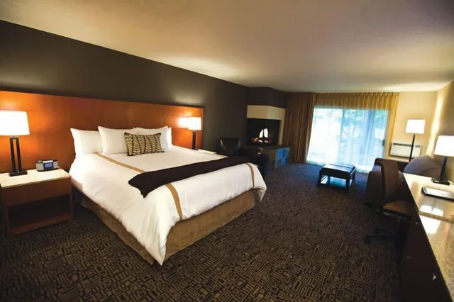 غرفة قياسية بسرير كينج مع أريكة يُسمح فيها بالحيوانات الأليفة، Mt Hood Oregon Resort, Bw Premier Collection 2/6