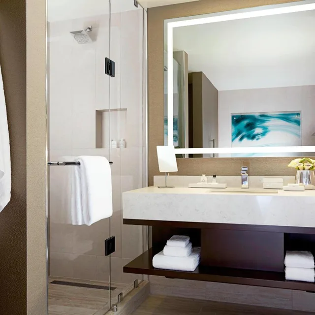 Room, King Bed, King or Queen Bed, High Floor, JW Marriott Minneapolis Mall of America 4/8