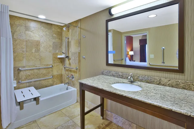 استوديو بسرير كينج مع أريكة بمطبخ صغير لذوي الإعاقة، Hampton Inn Brockport 2/3