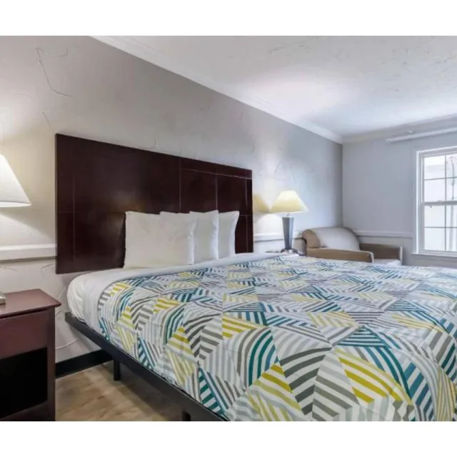 1 King Bed Mobility Accessible RI Shower Nsmk، Motel6 Dallas, TX - Downtown 5/10