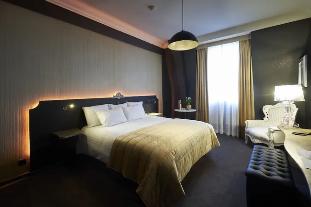 غرفة تنفيذية بسرير كوين، Chateau de Namur 8/10
