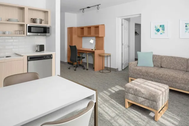 جناح بسرير كوين بغرفة نوم واحدة مع أريكة، TownePlace Suites by Marriott Fort Lauderdale Weston 2/2