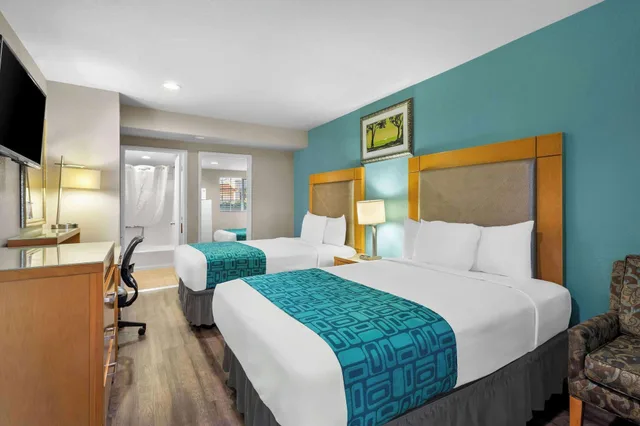 Business, Multiple Beds, Partial Ocean View، Howard Johnson By Wyndham Santa Cruz Beach Boardwalk 2/3