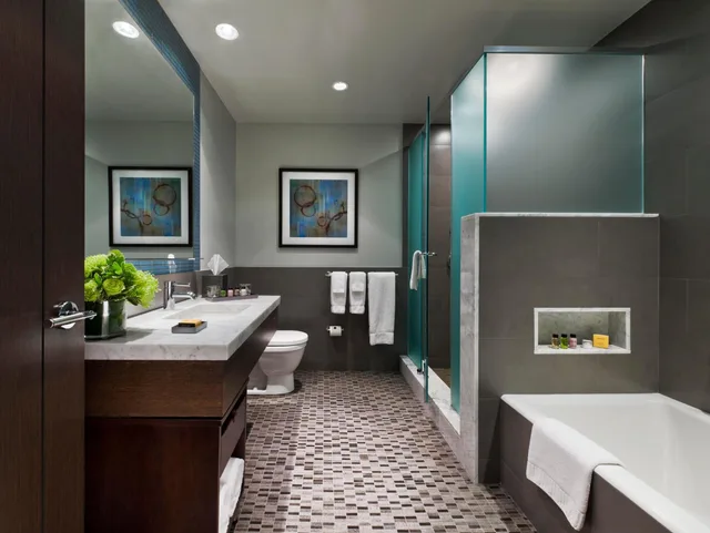 Deluxe, Suite, King Bed, Sofa, The Pearl New York 2/2