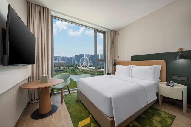 غرفة قياسية بسرير كوين، Holiday Inn Beihai Silver Beach by IHG 1/2