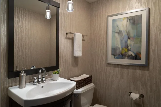1 Bedroom, Governor, Suite, King Bed, Sofa, Balcony or Terrace، Tampa Marriott Water Street 2/3