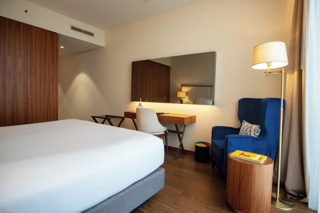 غرفة بريميوم بسرير كينج، Boeira Garden Hotel Porto Gaia, Curio Collection by Hilton 3/5
