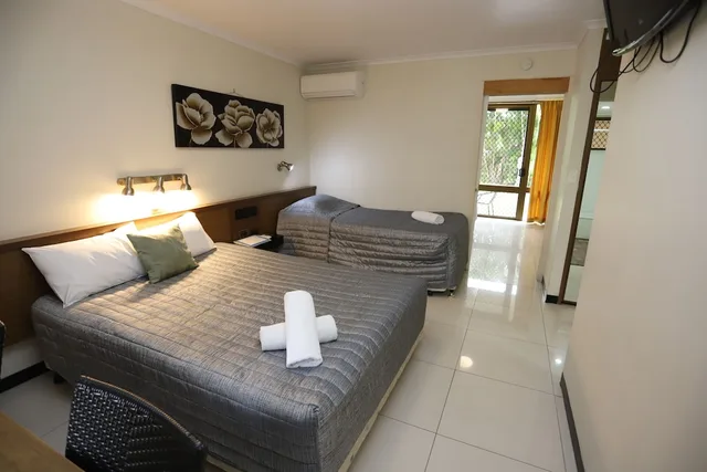 2 Bedrooms, 1 Single and 2 Queen Beds, Garden View, Miners Lodge Motor Inn 1/5