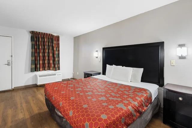 Deluxe, King Bed, Smoking, Red Carpet Inn Philadelphia Airport 4/8