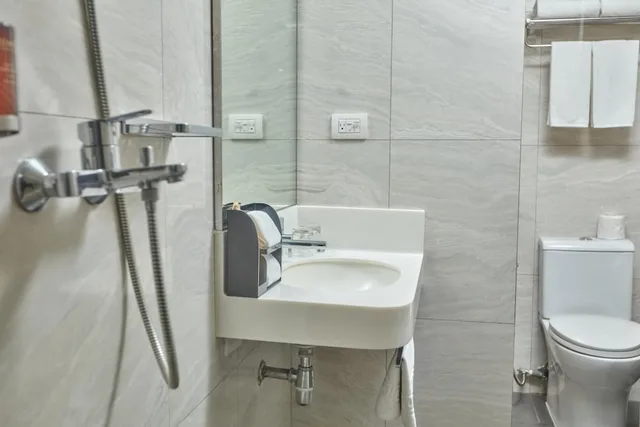 Prime Deluxe Twin، Belmont Hotel Manila 3/3