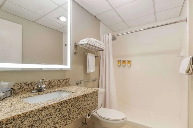 غرفة بزنس بسرير كينج، Best Western Plus Steeplegate Inn 8/13