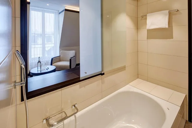جناح جونيور ديلوكس بسرير كوين، Hotel Monopol Luzern 9/10