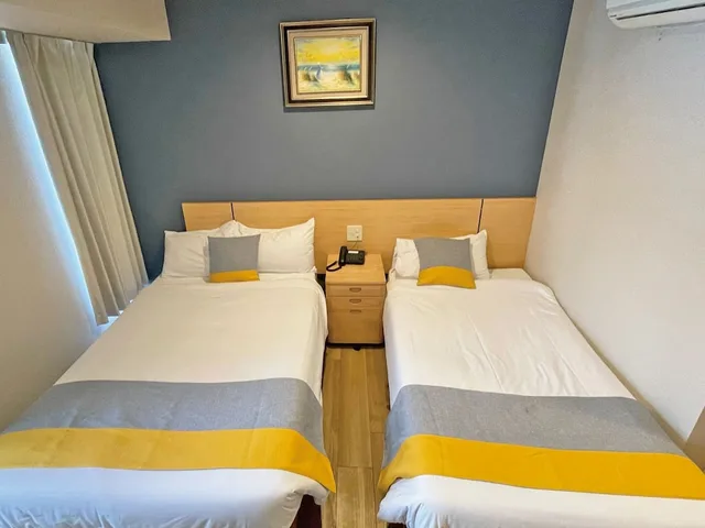 غرفة بسرير مزدوج وسرير فردي، Victoria Hotel Okinawa 3/3