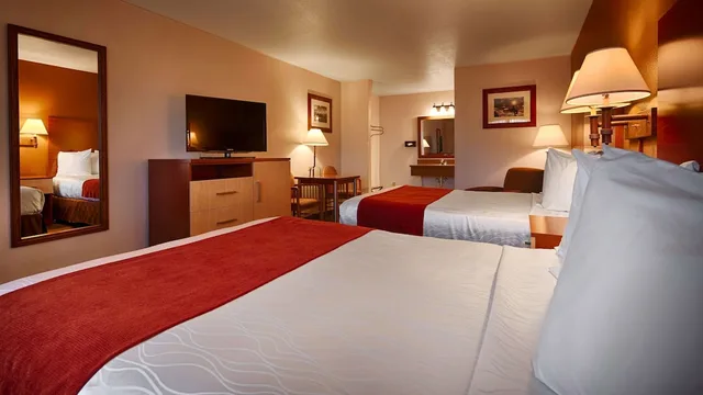 غرفة قياسية بسريرين كوين لذوي الإعاقة، Best Western Discovery Inn 3/9