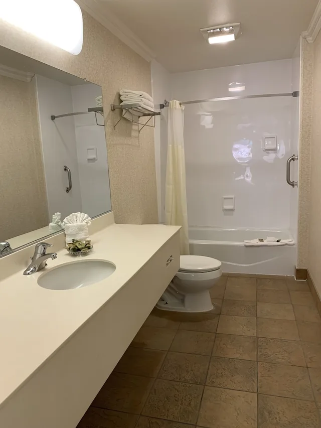 Design, Suite, 2 Queen Beds، Olive Tree Inn & Suites, a Howard Johnson by Wyndham 2/2