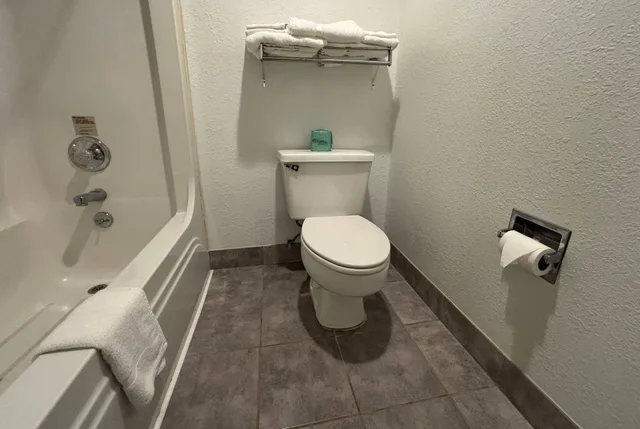 Room, King Bed, Super 8 By Wyndham Metropolis 4/4