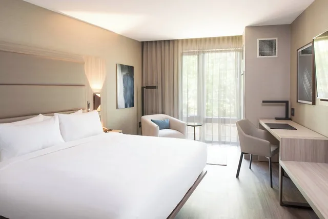 غرفة بسرير كينج لذوي الإعاقة، AC Hotel by Marriott Boston Cleveland Circle 1/3