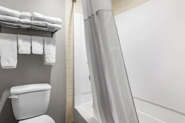 جناح بسرير كينج بحوض جاكوزي، AmericInn by Wyndham Delafield 10/10