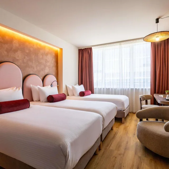 غرفة كلاسيكية بسريرين منفصلين مع أريكة، Mercure Brussels Centre Rogier 1/5