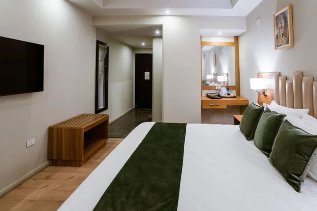 غرفة مفردة بسرير كينج، Monarch Hotel 3/3