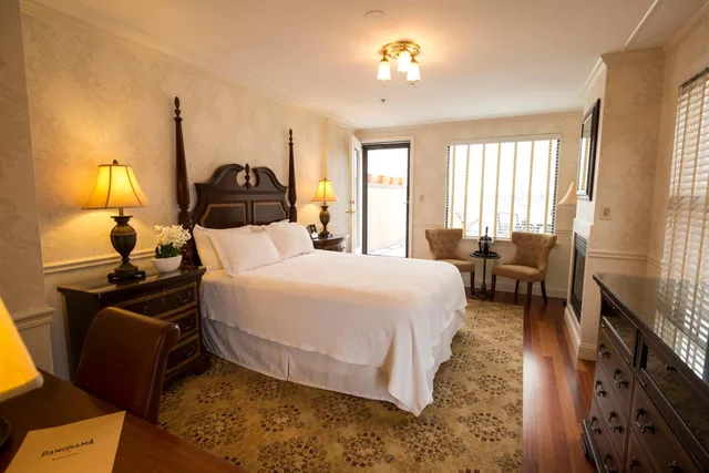 Deluxe, Queen Bed, Penn's View Hotel 6/9