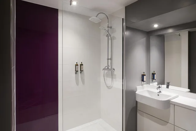 غرفة قياسية بسرير مزدوج، Premier Inn Farnham 3/4