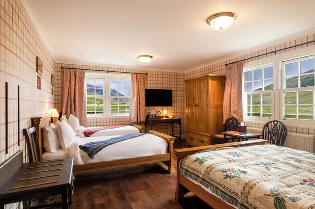 Highland, Family, Double and Twin Beds, Pet Friendly، Cluanie Inn 1/2