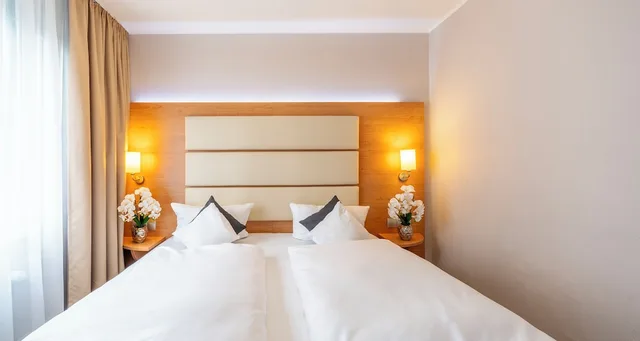 غرفة كومفورت رباعية بسرير كينج مع أريكة، PLAZA INN Braunschweig City Sud 2/5