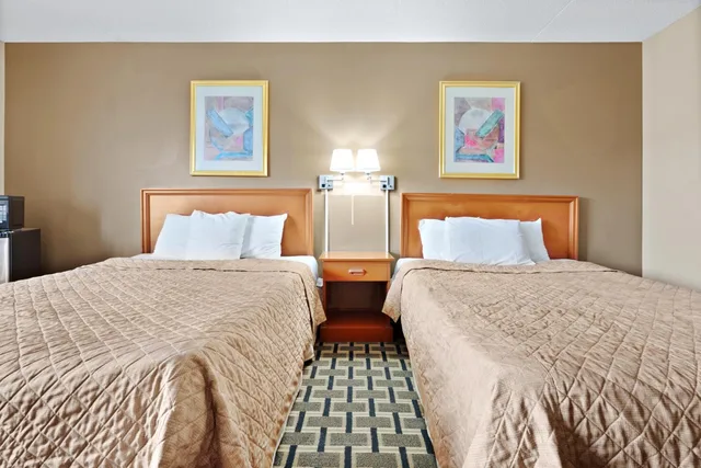 غرفة بسرير كينج وسريرين كوين، Niagara Lodge Suites 6/10