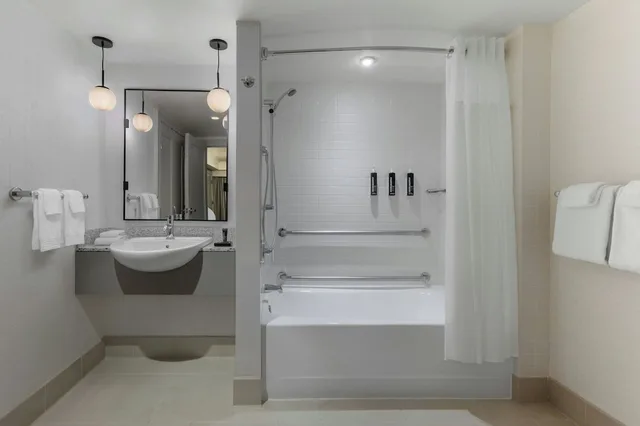 غرفة كلوب بسرير مزدوج لذوي الإعاقة، Renaissance Boston Waterfront Hotel 2/2
