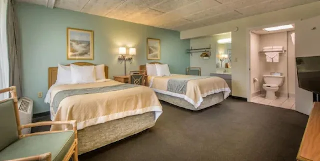 Room, 2 Double Beds, Partial View، Days Inn & Suites By Wyndham Jekyll Island 6/8