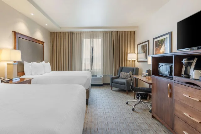 غرفة قياسية بسريرين كوين بإطلالة على الحديقة، Best Western Premier Boulder Falls Inn 3/7