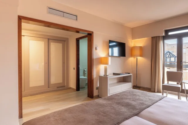 غرفة بسريرين منفصلين بإطلالة جزئية على البحر مع أريكة، Vila Gale Isla Canela 8/10