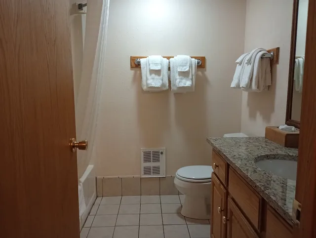 غرفة بسريرين كوين بإطلالة على البحيرة، CENTERSTONE RESORT LAKE-AIRE 5/7