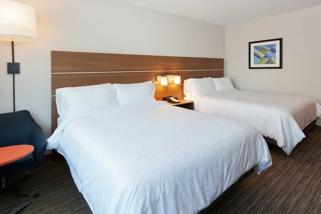 غرفة قياسية بسريرين كوين لذوي الإعاقة، Holiday Inn Express & Suites Fayetteville 1/3