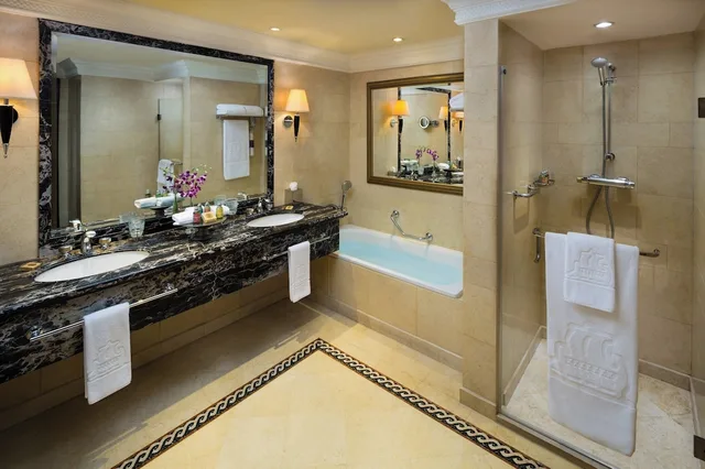 Mediterranean, Ambassador, Suite, King Bed, with View، Intercontinental Phoenicia Beirut 3/3