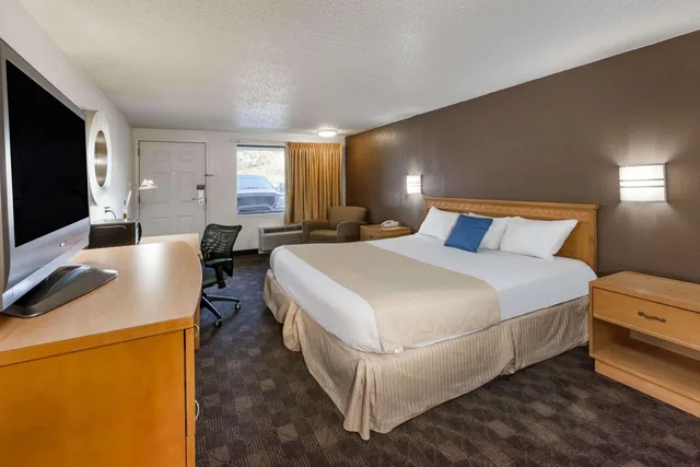 غرفة بسرير كينج بمطبخ صغير بحوض استحمام، Knights Inn Flint 1/1
