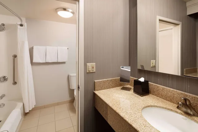 جناح بسريرين مزدوجين بغرفة نوم واحدة مع أريكة، Sonesta Select Laguna Hills Irvine Spectrum 2/2