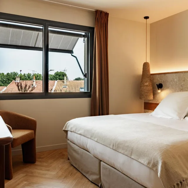 Room, Queen Bed, Michel Chabran 1/3