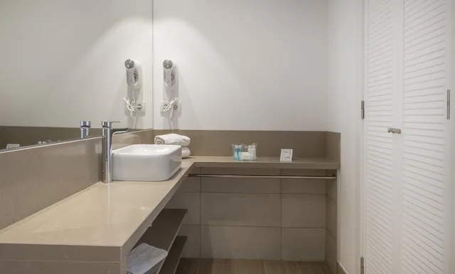 غرفة قياسية بسرير كوين بشرفة مع أريكة، Hotel Rosamar Es Blau Lloret Adults Only 7/7