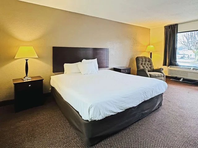 غرفة قياسية بسرير كينج، Econo Lodge Kannapolis - Concord 7/10