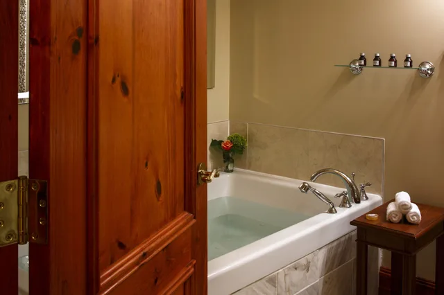 Premier, King Bed, River Front، Auberge du Vieux-Port 3/4