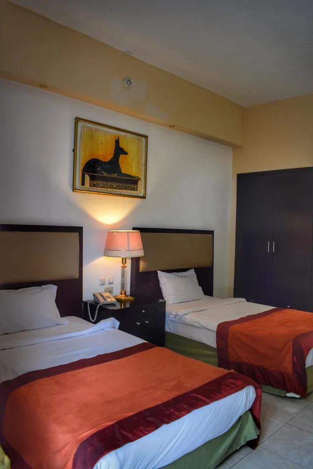 غرفة بسريرين منفصلين بإطلالة على المسبح، Desert View Hotel 2/7